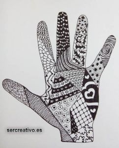 Mano zentangle con corazón